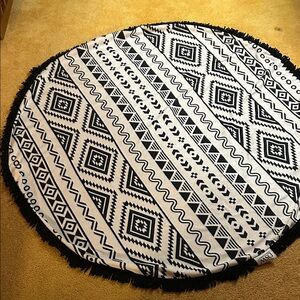 DSW Black and White Patterned throw blanket